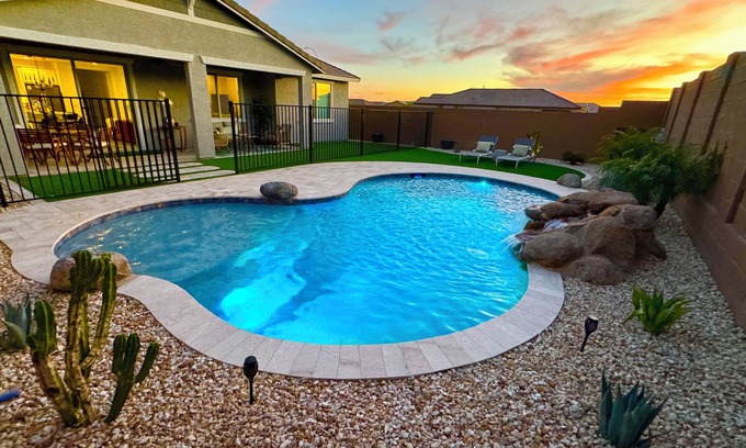 Tolleson Maison | Avondale Home - Modern Mountain View Oasis NEW Private Jacuzzi & Pool!