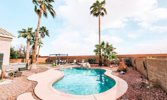 Avondale Maison | Avondale Pool Amazing Backyard Perfect for working crews and mid term stays
