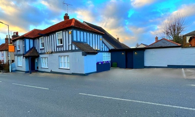 Chelmsford Maison | Awarded 'Best Boutique Stay' w/hot tub, bar and karaoke room