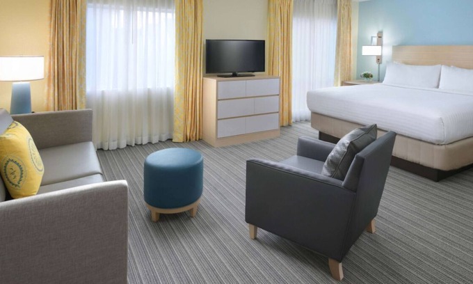 Houston Maison | Awesome Find! Pool, FREE Parking & Breakfast, Close to Astronaut Memorial Grove!