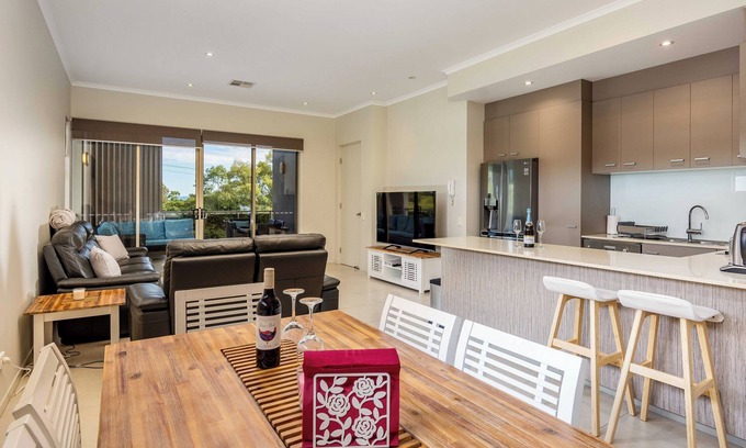 Bongaree Appartement | Awesome, modern, open-plan 3rd floor (with lift) unit with stunning water views.