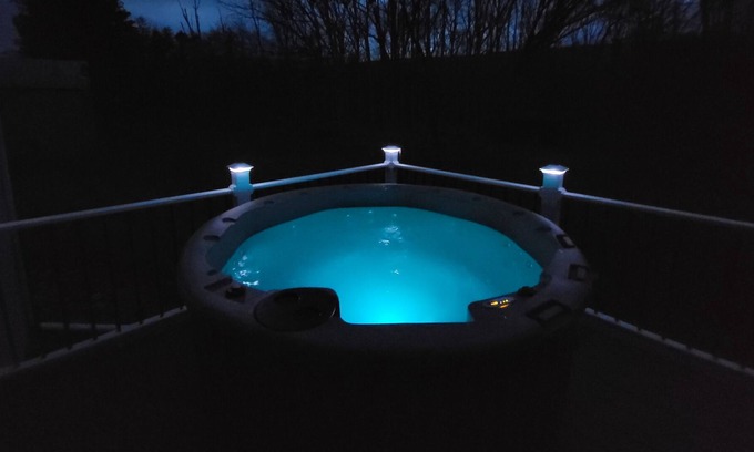 Swengel Maison | Awesome outdoor hot tub! Great discounts for longer stays!