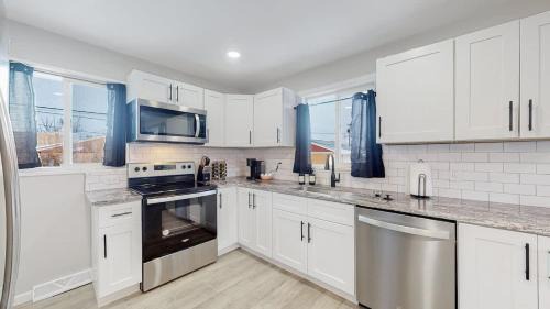 Twin Lakes Maison | Awesome Two Bedroom Family Upper Unit in Denver