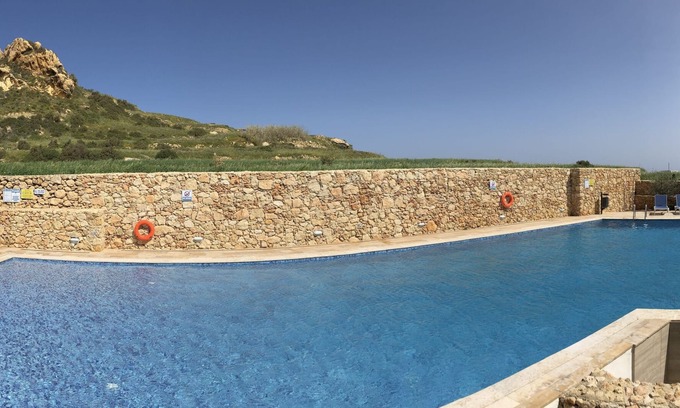 Marsalforn Appartement | Azure Cottage: Bel appartement moderne de 3 chambres avec piscine commune