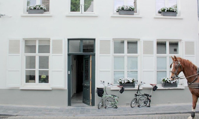 Historical Center Bruges Lit Et Petit-Déjeuner | B&B Alphabet - Luxury Guesthouse and Art Gallery