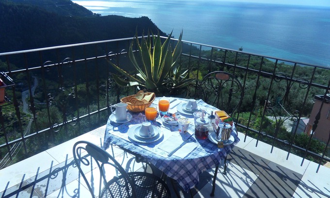 Volastra Lit Et Petit-Déjeuner | B&B Il Vigneto with sea view in the Cinque Terre National Park