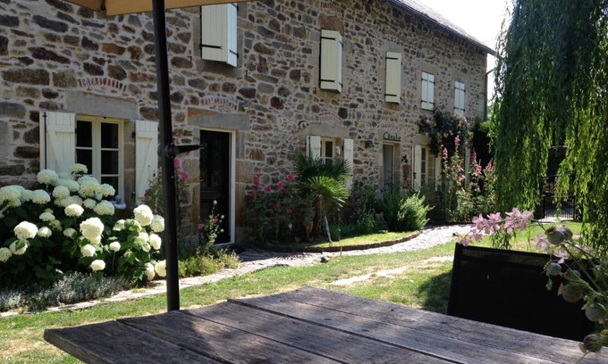 Sainte-Christine Lit Et Petit-Déjeuner | B&B Maison Coralie