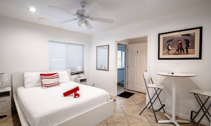 Hendricks and Venice Isles Appartement | B efficiency Off Las Olas on the water free kayaks