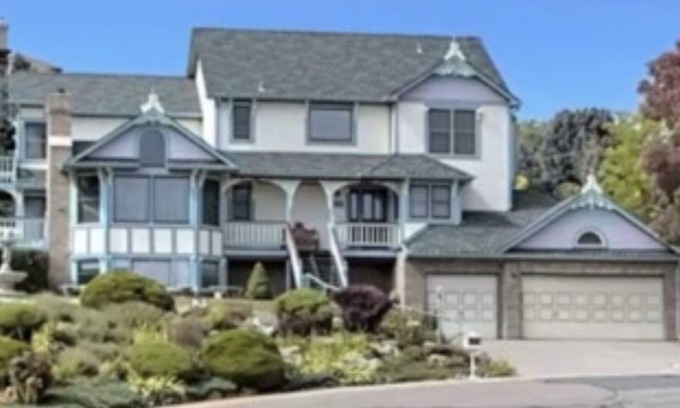 Lamar Heights Area Appartement | B. Spacious one-bedroom apartment in lower level with large windows