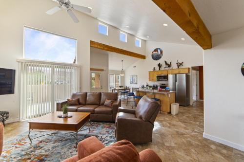 Moab South Valley Maison | B1- Hidden Valley Villa I Large Patio I Pool and Hot Tub