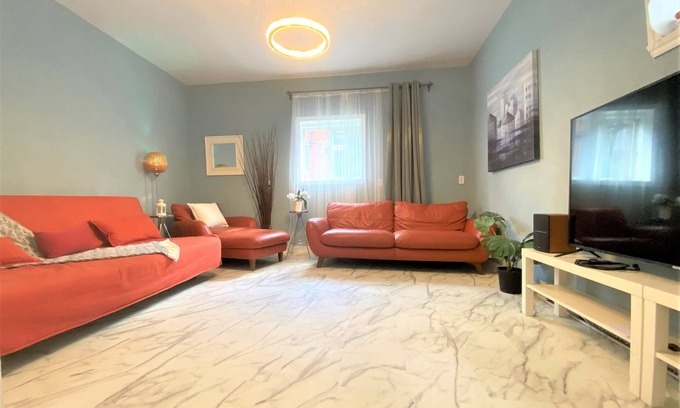 Plateau Mont Royal Maison | B23~Sunny Terrace+Balcony,10Queen beds+7Sofabeds, 6Room+6FullBath~Free parking