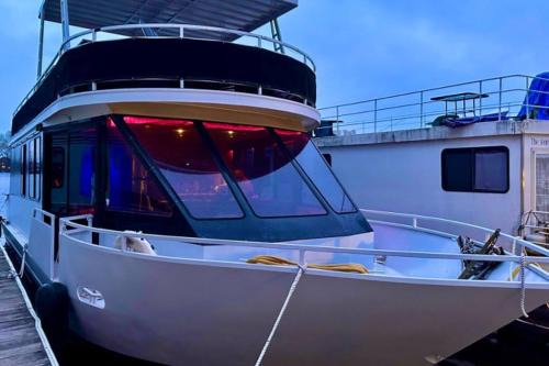 La Crosse Location De Bateaux | b3 Couples Therapy Yacht