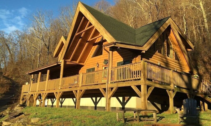Maggie Valley Cabine | BABY BEAR’S CABIN, REAL LOG CABIN, SPECTACULAR VIEWS, HOT TUB, FIRE PIT