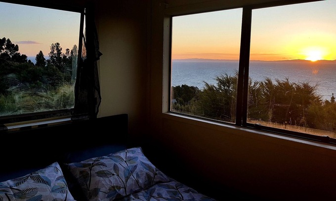 Waiomu Cabine | Bach with Stunning Sea Views in Conscious Community