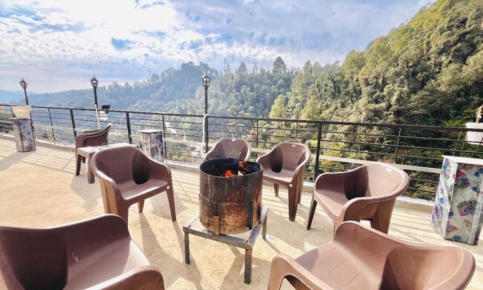 Taradevi Lit Et Petit-Déjeuner | Backwoods Suites : Serene retreat with breathtaking views.