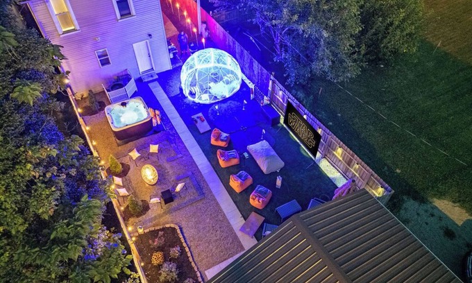 Near East Columbus Maison | Backyard Escape: Outdoor Movie, Dome, Mini Golf, hot tub, fire pit, grill, mural