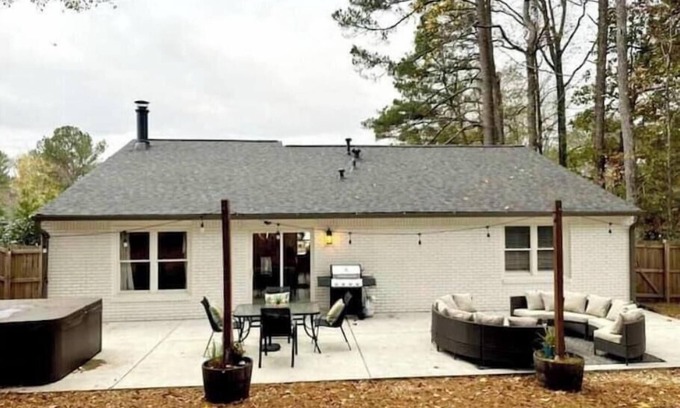 Peachtree City Maison | Backyard Oasis by Lake Peachtree