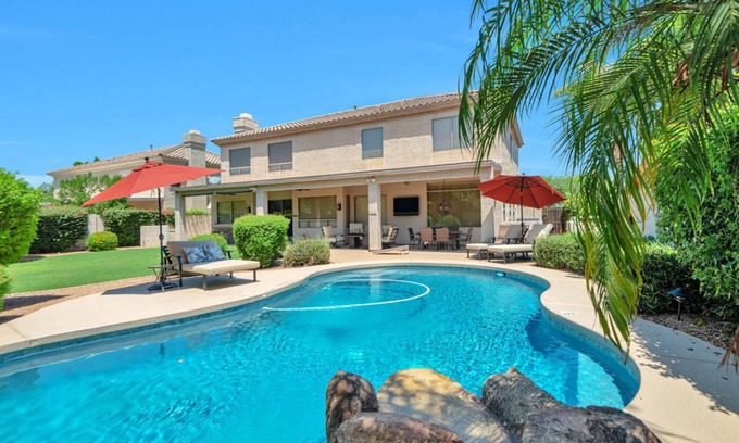 Arabian Views Maison | Backyard Oasis w/ Private Heated Pool & TV, Pool Table, Arcade Game, Near Golf, Dining & Mayo Clinic