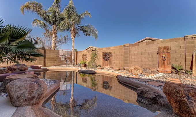 San Tan Valley Maison | Oasis arrière-cour avec piscine chauffée solaire privée, un bain à remous et des tonnes de commodités!