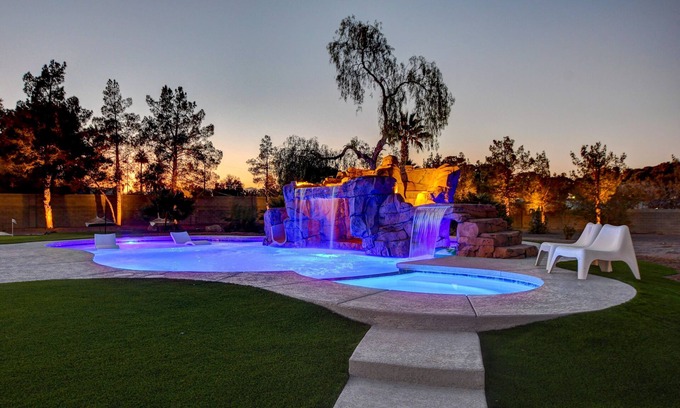 Las Vegas Maison | Backyard Paradise resort home minutes to the strip!