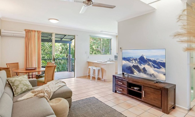 Rainbow Beach Appartement | Baden 28 - Rainbow Shores. Top Floor Unit. Air conditioned. Walk to Beach