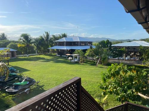 Livingston Maison | Bahía Caimán , Río dulce