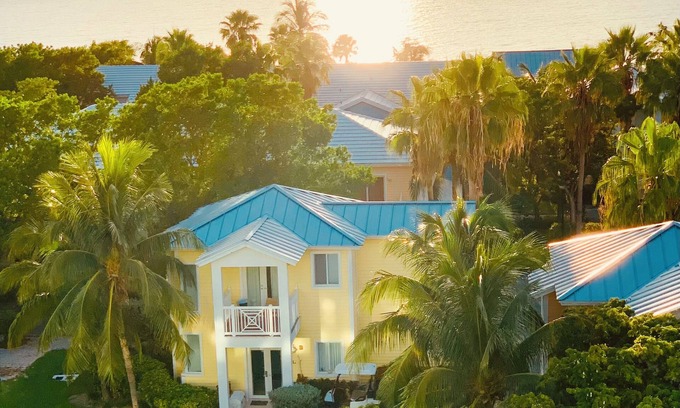 Alice Town Maison | Bahamian Rhapsody: 2-Story Treehouse in Prime Location Boat slip available 40ft