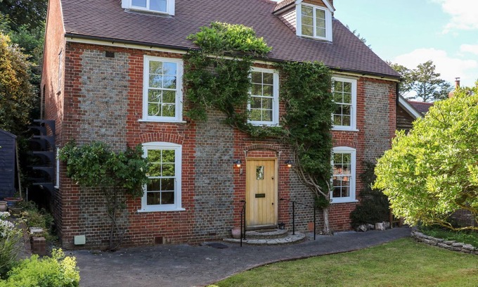 Bursledon Cottage | BAILEY COTTAGE, pet friendly, character holiday cottage in Bursledon
