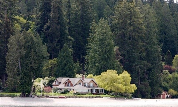Rollingbay Maison | Bainbridge Island (Puget Sound): Non-Bank Waterfront Sandy Beach