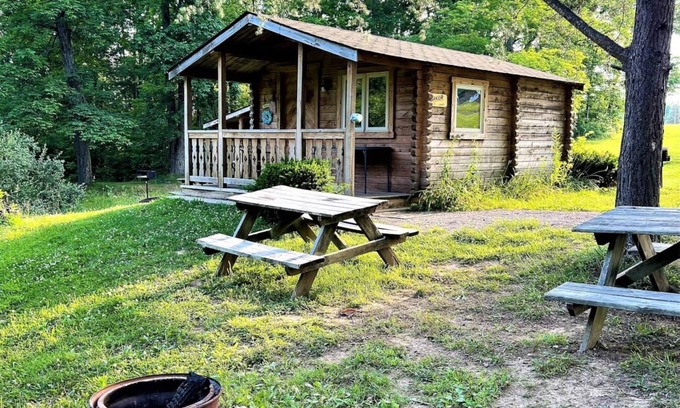 Helmsburg Cabine | Cabine-lit 2, pas de salle de bain, accès au pavillon de douche