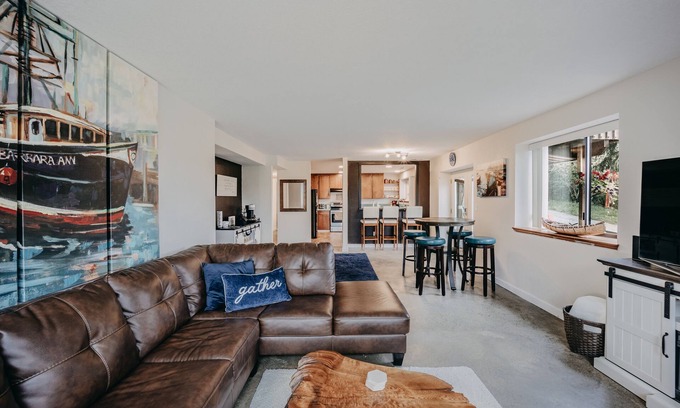 Camano Island Appartement | Baker View Lodging with hot tub, sound, mountain, and territorial views.