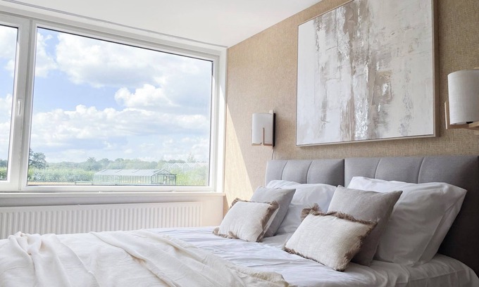 Municipality of Tilburg Appartement | Balance your books and your wellbeing! Study-friendly space near University Tilburg with relaxing nature walks nearby. Shared kitchen, laundry, and free parking make life easier.