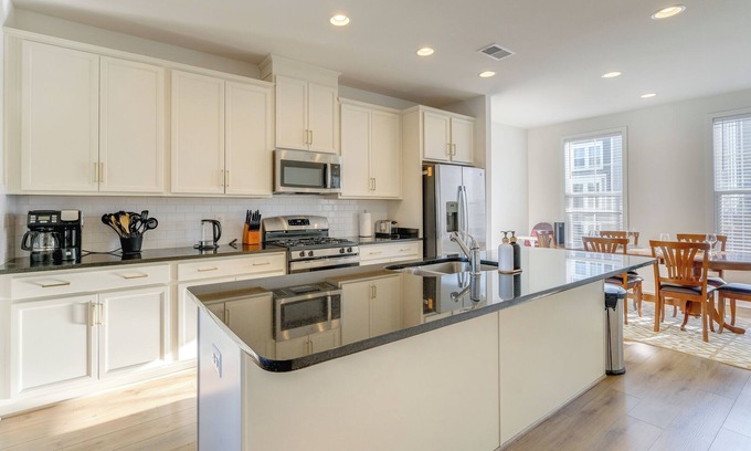 Gainesville Appartement | Balcony & Pool Access: Modern Gainesville Home