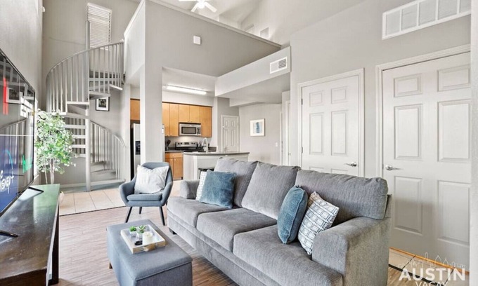 West Campus Appartement | Balcony Skyline View + Spiral Staircase + Near UT!