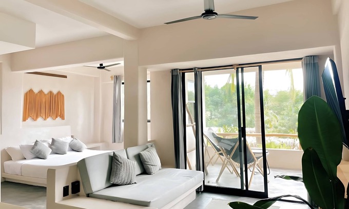 Santa Maria Appartement | Balcony Unit | A/C | Daily Cleaning | Pool Access