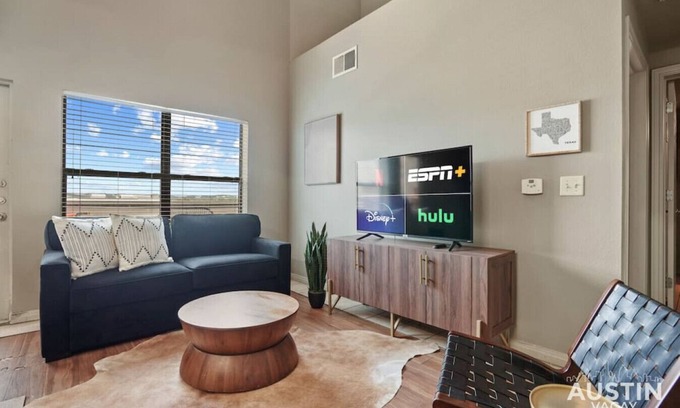 West Campus Appartement | Balcony Views + Ideal West Campus Austin Location!