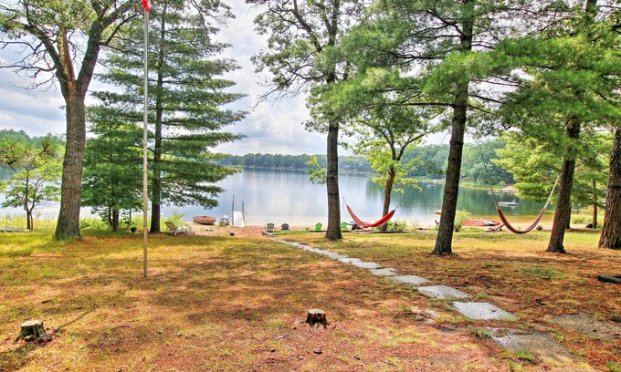 Baldwin Cabine | Cabine confortable avec bateaux, foyer et pont sur le petit lac