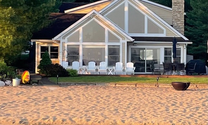Baldwin Maison | Baldwin, MI beach front home on Big Star Lake, 3bed/3bath+bunks sleeps 14