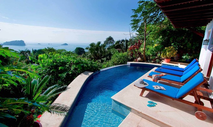 Manuel Antonio Villa | Villa de style balinais. Perché au-dessus de Rainforest avec vue panoramique et piscine.