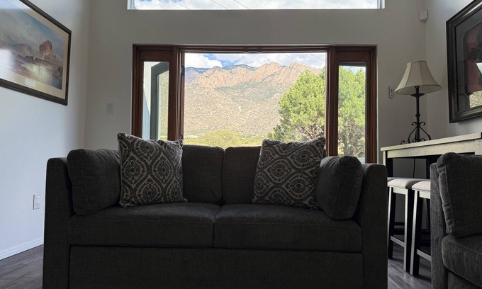 Sandia Heights South Maison | Balloon Fiesta Lair 3 Bedroom recently renovated Townhome.
