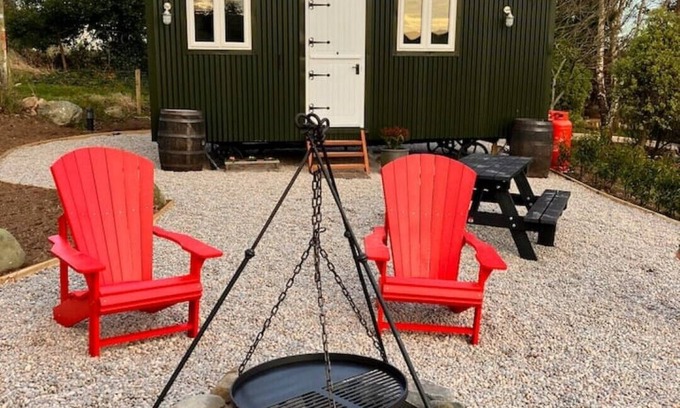 Newtownards Maison | Ballydorn Stay Shepherds Hut with a view
