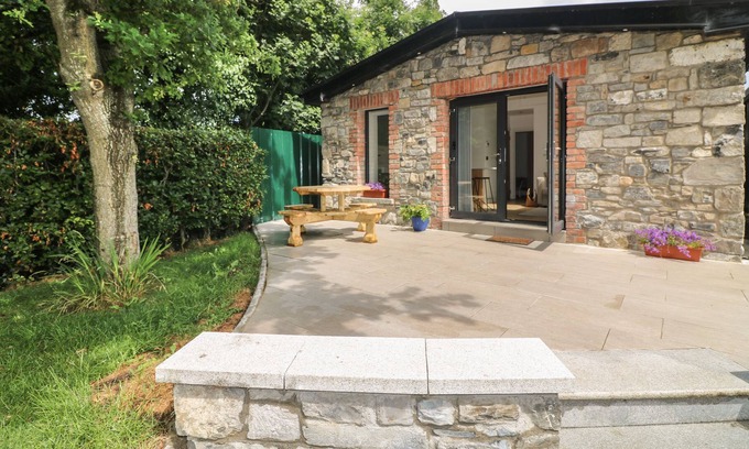 Black Bull Cottage | BALLYMAGILLEN APARTMENT, pet friendly, with a garden in Dunboyne