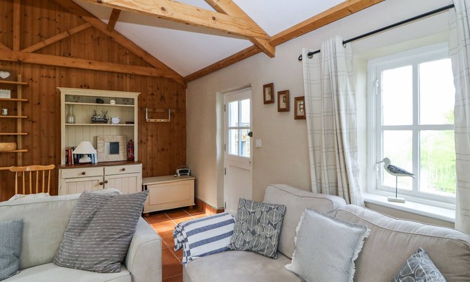 Townlands Cottage | BALLYVOREEN, pet friendly, with open fire in Glandore, County Cork