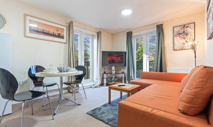 Smethwick Appartement | Balmoral Court -Sleeps 6 -Free Parking with Workspace & High-Speed WiFi