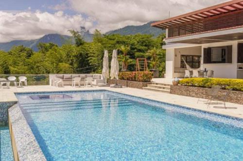 La Pintada Chalet De Ski | Balmoral House With Pool & Jacuzzi