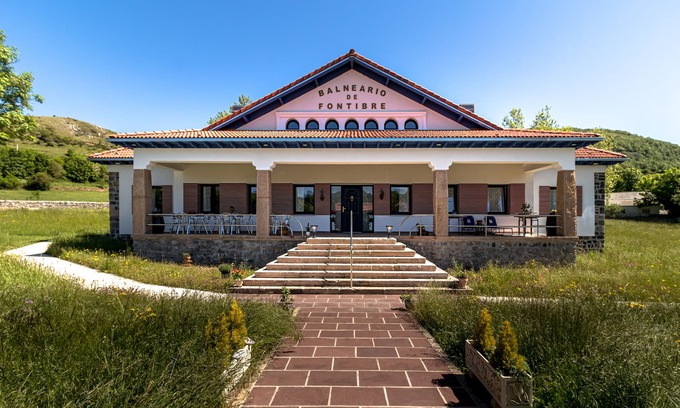 Fontibre Cottage | Balneario de Fontibre Rodeado de Finca Privada de 5.000 m2 con Jacuzzi y Terraza