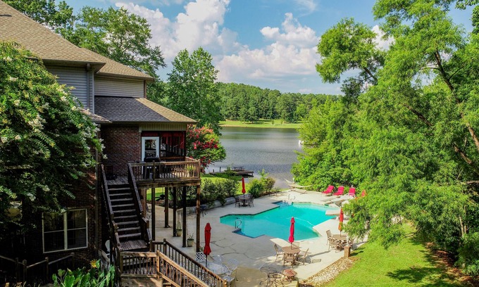 Tuscaloosa Maison | Bama Lakeside Retreat! PISCINES, LAC, BATEAU, GAMEROOM! Mis. État et Missouri disponibles.!