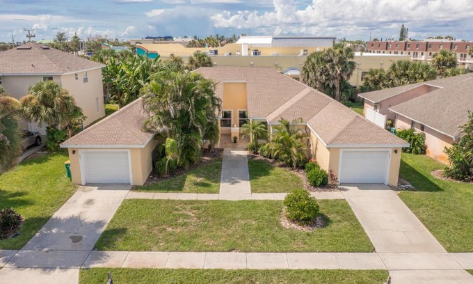 Indialantic Maison | Banana Cabana Two Unit Duplex Walk To The Beach