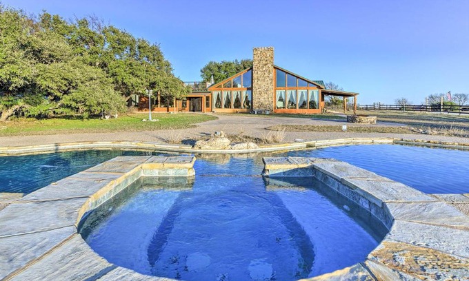 Forestburg Maison | Banquet Hall and Pool Expansive Forestburg Ranch!