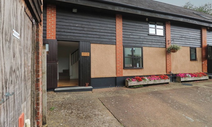 Ottery St Mary Cottage | BANTAM COTTAGE, pet friendly, with a garden in Ottery St Mary